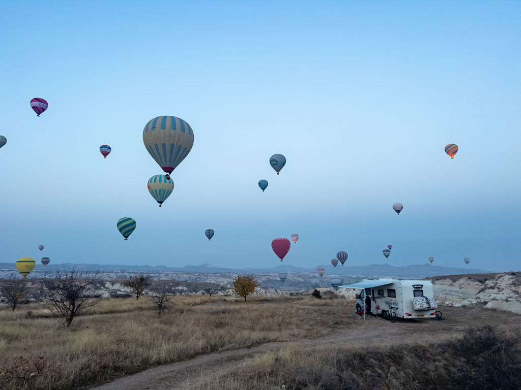 Motorhome with a view of colorful hot air balloons in Cappadocia